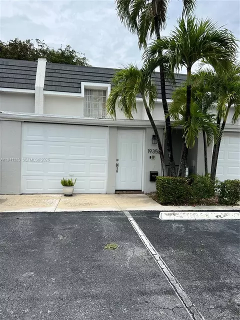 19358 Bobolink Dr, Hialeah, FL 33015