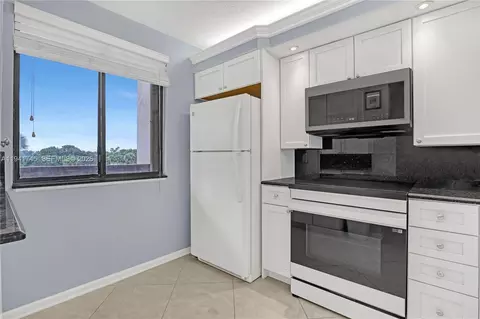 Kitchen - 701 S Seas Dr #206, Jupiter, FL 33477 photo 2 of 3