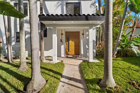435 W 43rd St, Miami Beach, FL 33140