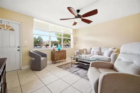 9121 Sunrise Lakes Blvd #114, Sunrise, FL 33322