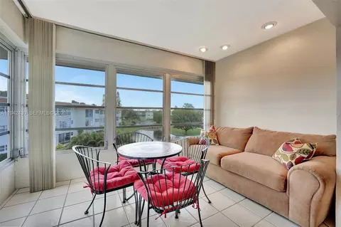 4805 NW 35th St #603, Lauderdale Lakes, FL 33319