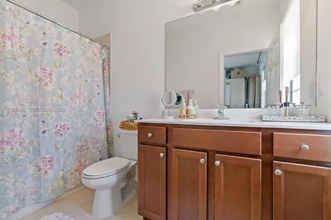 Bath - 3304 W 92nd Pl, Hialeah, FL 33018 photo 3 of 3