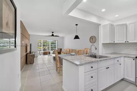 5000 NW 36th St #410, Lauderdale Lakes, FL 33319