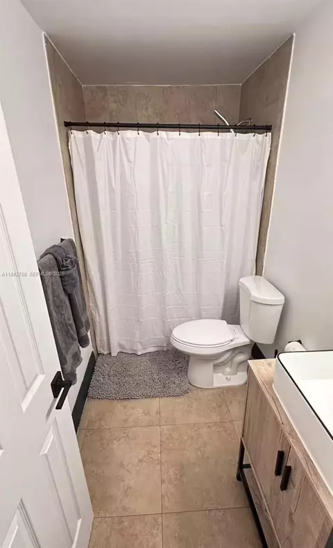 Bath - 747 E 19th St, Hialeah, FL 33013 photo 6 of 6