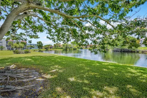 220 Lakeview Dr #308, Weston, FL 33326