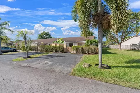 Exterior - 5149 E Lakes Dr, Pompano Beach, FL 33064 photo 10 of 12