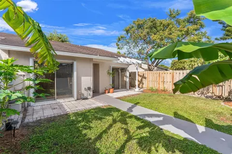 Exterior - 5149 E Lakes Dr, Pompano Beach, FL 33064 photo 2 of 12