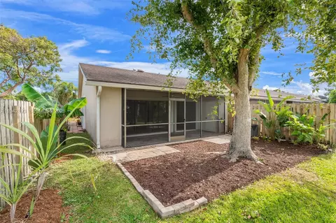 Exterior - 5149 E Lakes Dr, Pompano Beach, FL 33064 photo 8 of 12