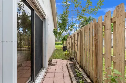 Exterior - 5149 E Lakes Dr, Pompano Beach, FL 33064 photo 6 of 12