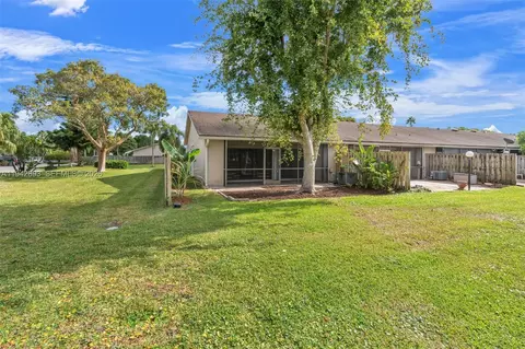 Exterior - 5149 E Lakes Dr, Pompano Beach, FL 33064 photo 7 of 12