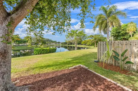 Exterior - 5149 E Lakes Dr, Pompano Beach, FL 33064 photo 9 of 12