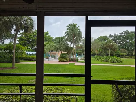 900 Saint Charles Pl #L6, Pembroke Pines, FL 33026