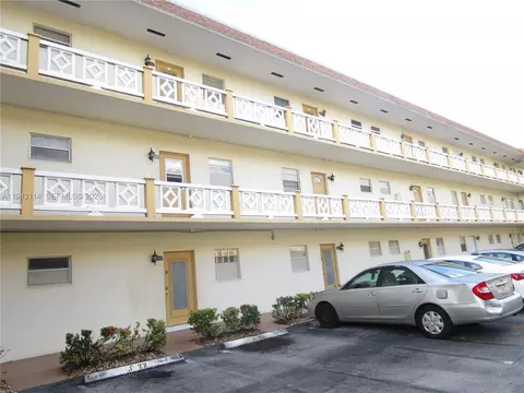 5111 W Oakland Park Blvd #305, Lauderdale Lakes, FL 33313