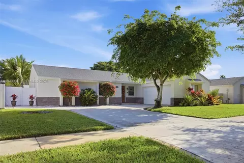 19463 NW 62nd Pl, Hialeah, FL 33015
