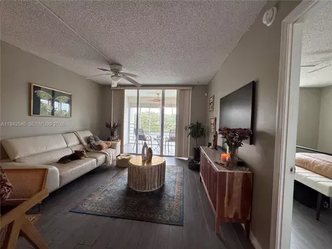 9450 Poinciana Pl #405, Davie, FL 33324