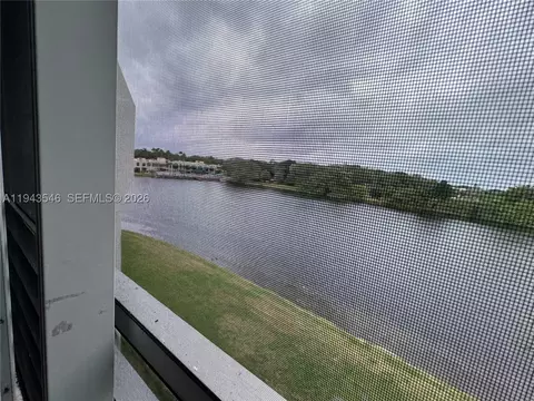 9450 Poinciana Pl #405, Davie, FL 33324