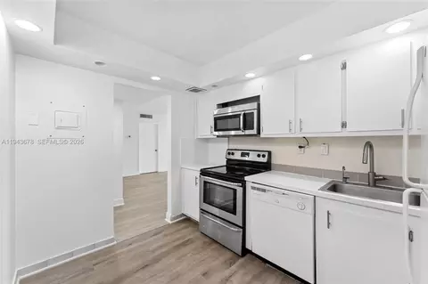 3731 N Country Club Dr #921, Aventura, FL 33180