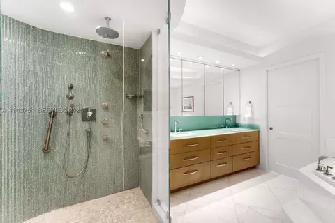 Bath - 791 Crandon Blvd #603, Key Biscayne, FL 33149 photo 1 of 7