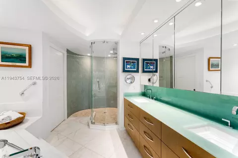 Bath - 791 Crandon Blvd #603, Key Biscayne, FL 33149 photo 2 of 7