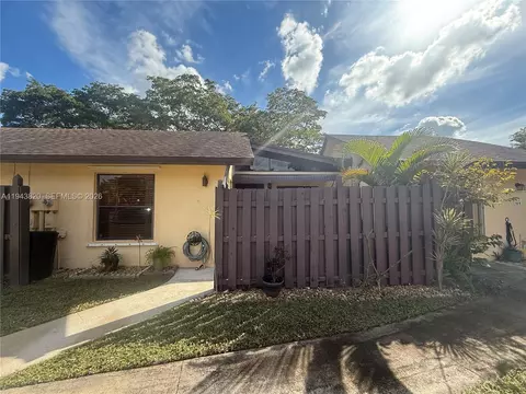 121 Gate Rd #2-64, Hollywood, FL 33024