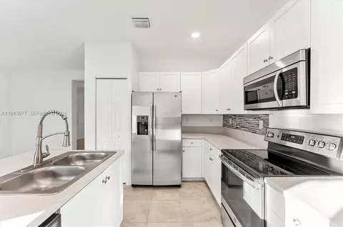 Kitchen - 3386 W 106th Ter, Hialeah, FL 33018 photo 3 of 4