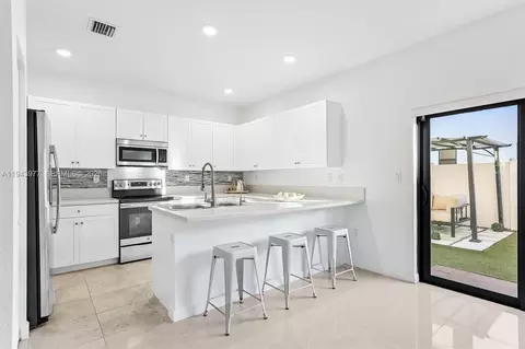 Kitchen - 3386 W 106th Ter, Hialeah, FL 33018 photo 1 of 4