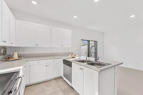 Kitchen - 3386 W 106th Ter, Hialeah, FL 33018 photo 4 of 4