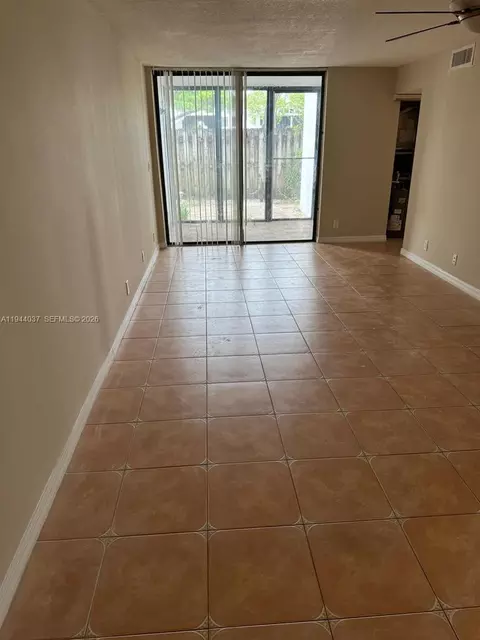216 Lake Pointe Dr #120, Oakland Park, FL 33309