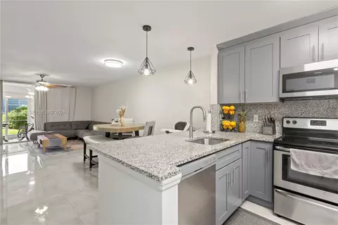 400 SE 10th St #103, Deerfield Beach, FL 33441