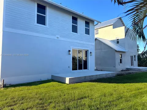 Exterior - 17 Tidewater Ct, Stuart, FL 34996 photo 7 of 9