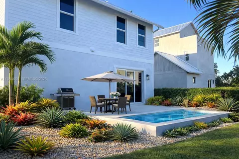 Exterior - 17 Tidewater Ct, Stuart, FL 34996 photo 8 of 9