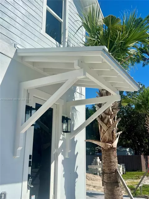 Exterior - 17 Tidewater Ct, Stuart, FL 34996 photo 6 of 9