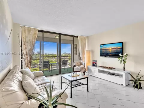 20400 W Country Club Dr #817, Aventura, FL 33180