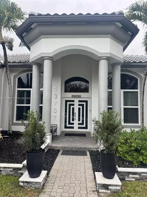 13707 NW 21st St, Pembroke Pines, FL 33028