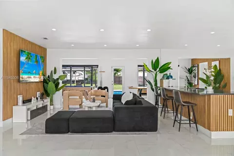700 NW 9th Ct, Hallandale Beach, FL 33009