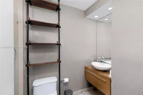 Bath - 60 SW 13th St #5012, Miami, FL 33130 photo 1 of 2