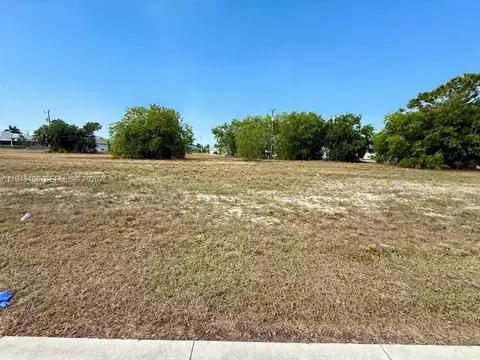 806 Skyline Blvd, Cape Coral, FL 33991