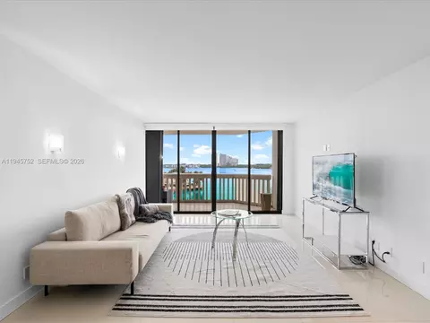 1000 W Island Blvd #612, Aventura, FL 33160