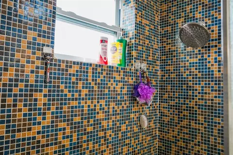Bath - 1190 W 33rd St, Hialeah, FL 33012 photo 4 of 7