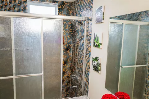 Bath - 1190 W 33rd St, Hialeah, FL 33012 photo 3 of 7