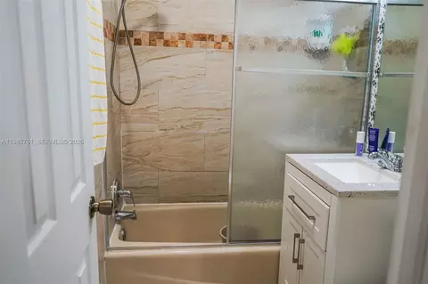 Bath - 1190 W 33rd St, Hialeah, FL 33012 photo 6 of 7