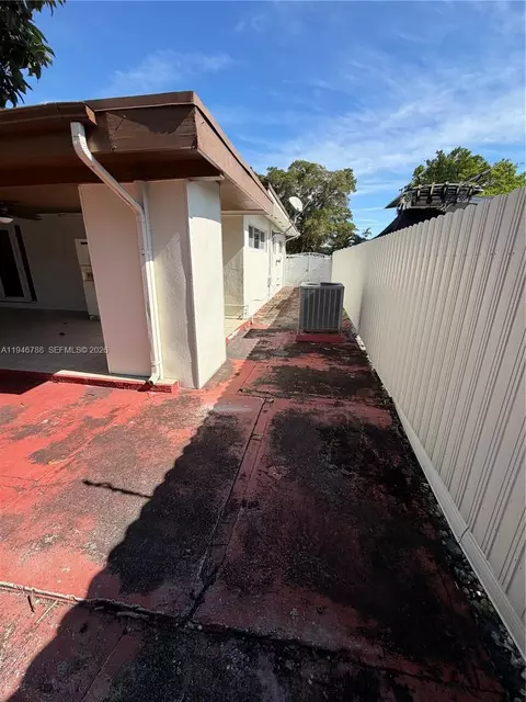 Exterior - 6090 W 5th Ln, Hialeah, FL 33012 photo 4 of 8
