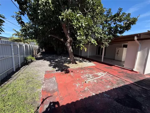Exterior - 6090 W 5th Ln, Hialeah, FL 33012 photo 5 of 8