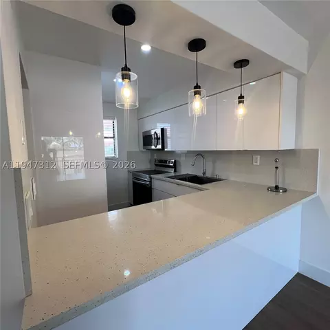 8425 NW 8th St #406, Miami, FL 33126
