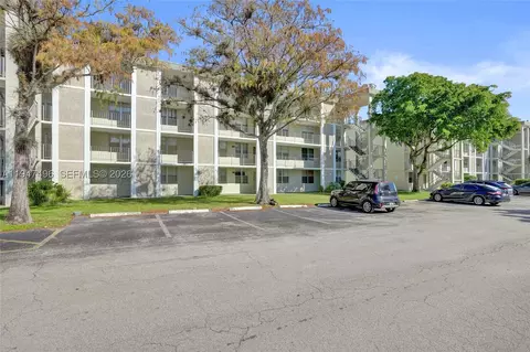 2900 NW 48th Ter #402, Lauderdale Lakes, FL 33313