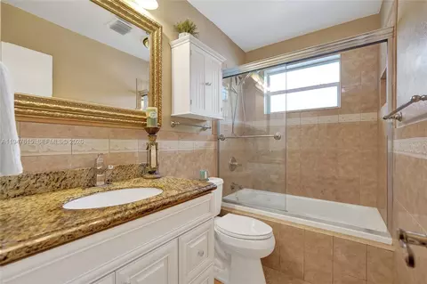 Bath - 230 SE 4th St, Dania Beach, FL 33004 photo 5 of 11