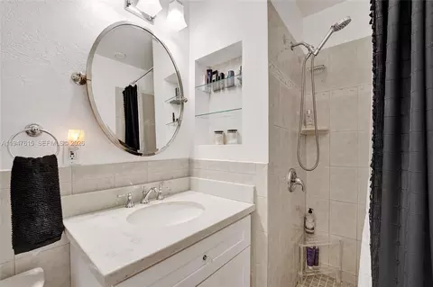 Bath - 230 SE 4th St, Dania Beach, FL 33004 photo 11 of 11