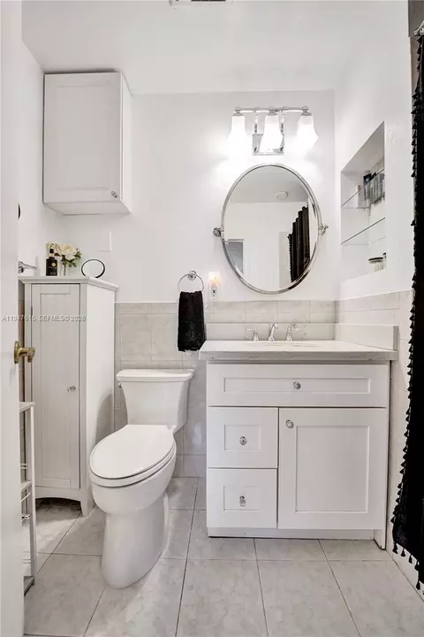 Bath - 230 SE 4th St, Dania Beach, FL 33004 photo 9 of 11