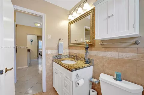Bath - 230 SE 4th St, Dania Beach, FL 33004 photo 7 of 11