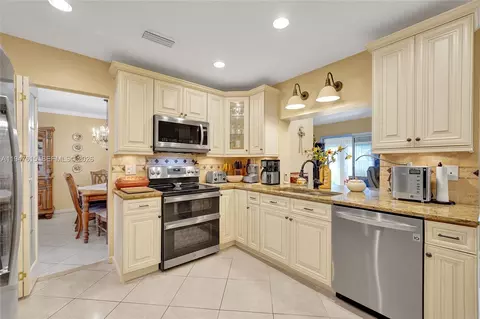 Kitchen - 230 SE 4th St, Dania Beach, FL 33004 photo 7 of 13